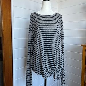 🆕 Stella & Dot Grey Top Size 1X Grey/Navy Stripe with twist tie at bottom NWT